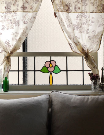 ピンクのお花が１輪咲いた　可愛いアンティーク ステンドグラス (g-885)