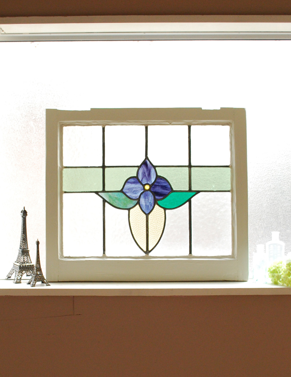 マーブルガラスのブルーに癒される、お花のアンティークステンドグラス (g-938)