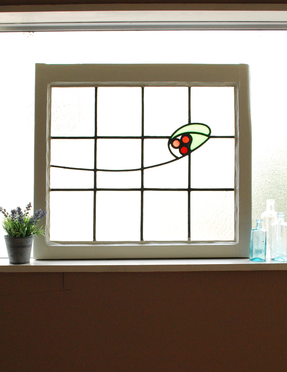 赤いお花が可愛い素敵な一枚、アンティークの可愛いステンドグラス (g-957)