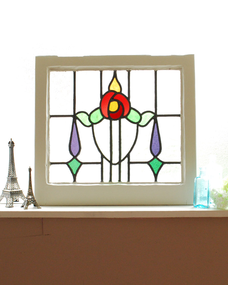 パープルのアクセサリーが付いた赤い薔薇のアンティーク ステンドグラス (g-984)