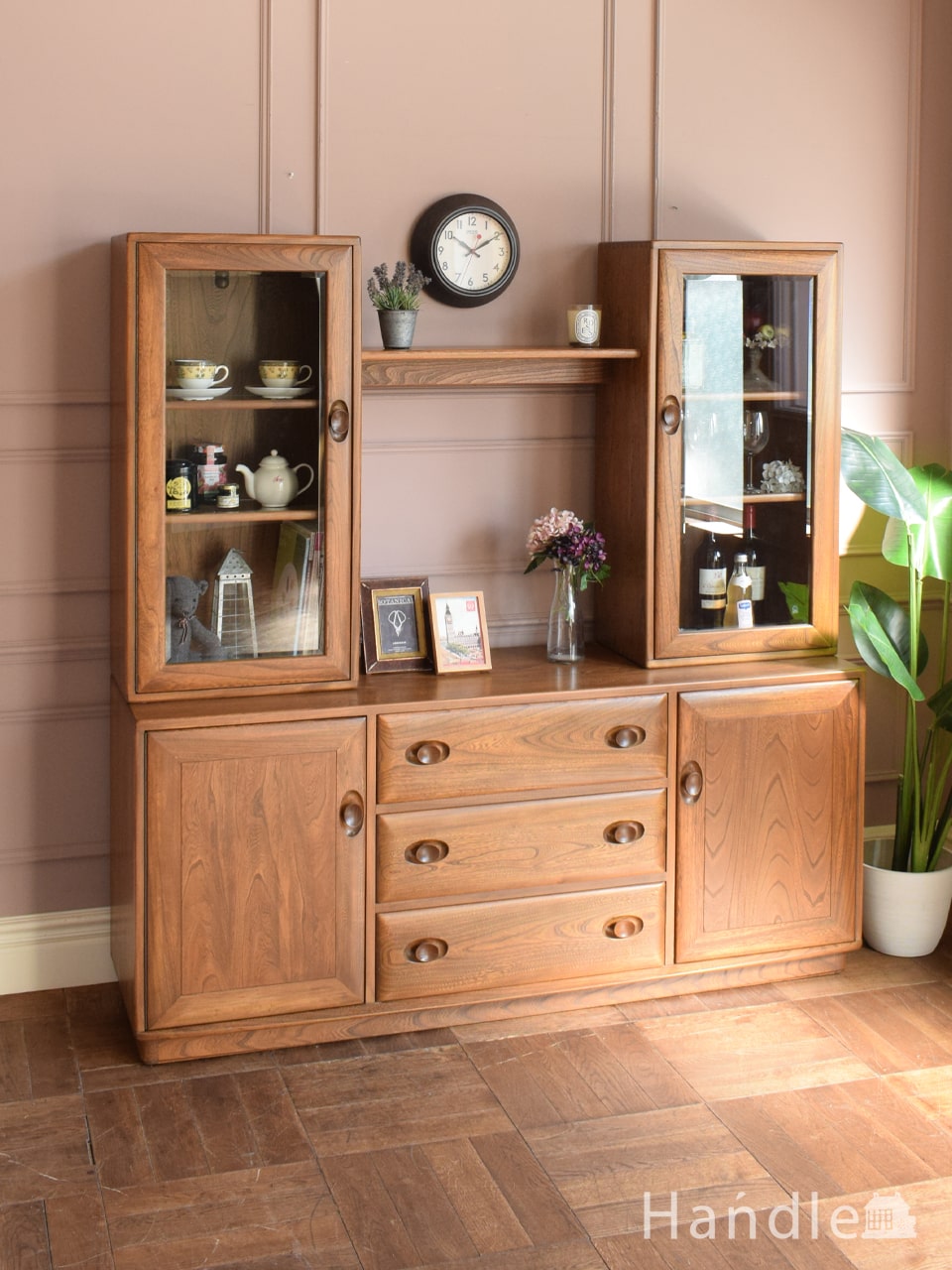 イギリスから届いたアーコールのビンテージボード、ライト付きのおしゃれなサイドボードキャビネット