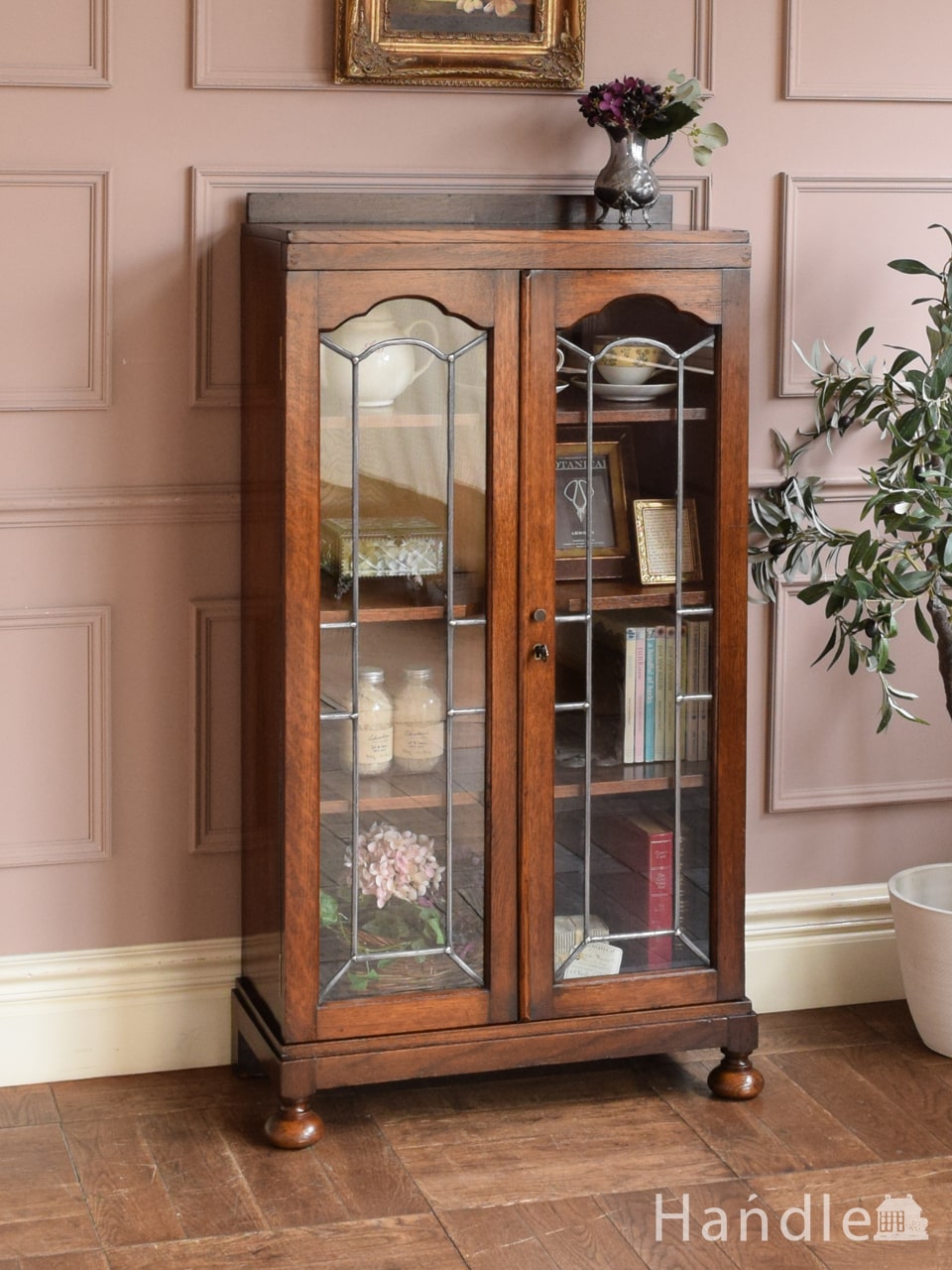 幾何学模様のステンドグラスが美しい本棚、英国アンティークのブックシェルフ 