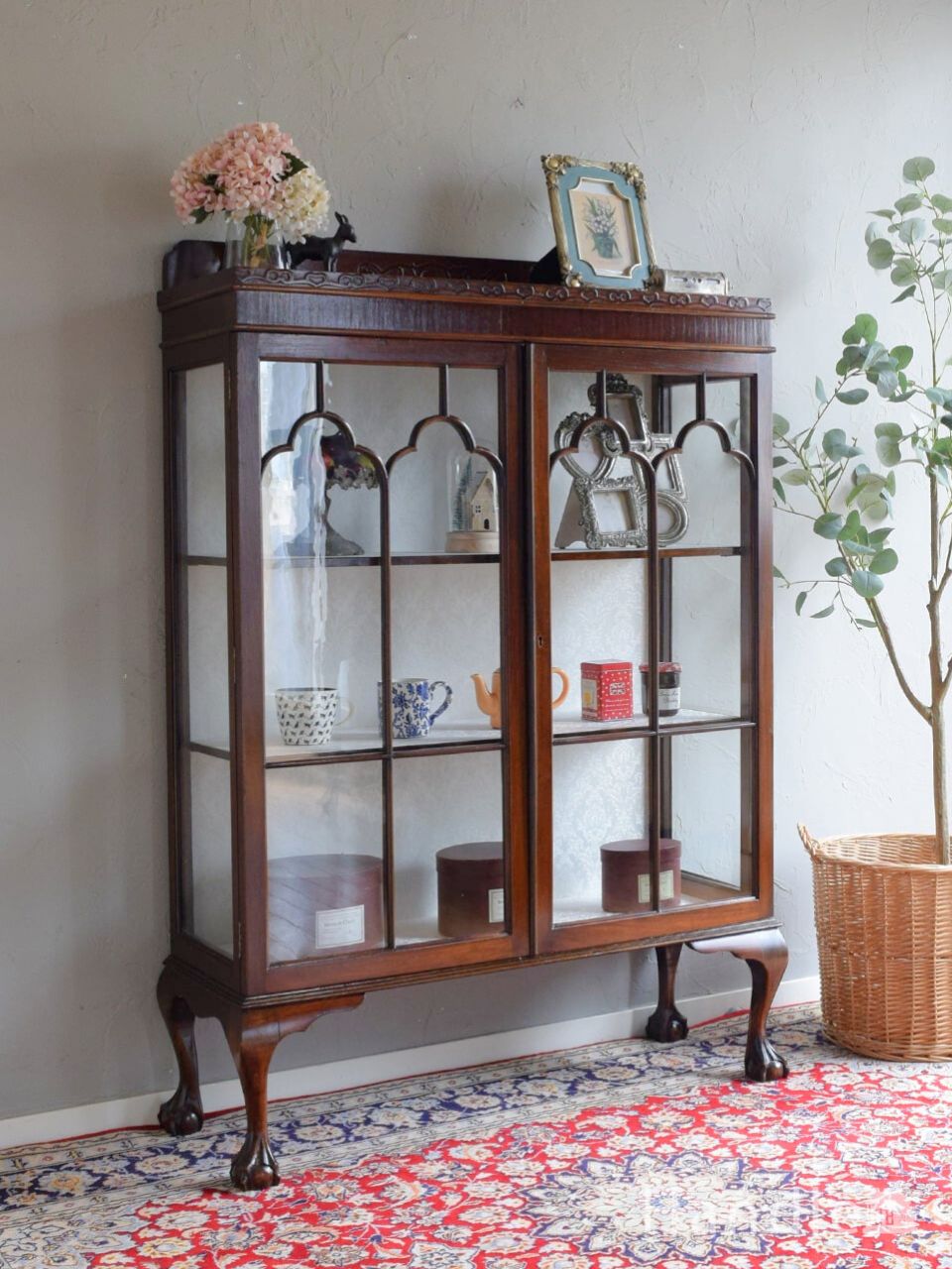 めずらしいアーチ模様のガラスキャビネット、アンティークのおしゃれなショーケース