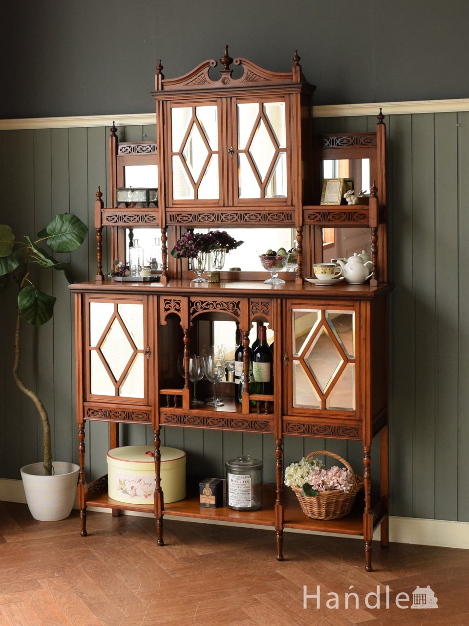 豪華なペデュメントのアンティーク家具、ウォールナット材のパーラーキャビネット (h-159-f)