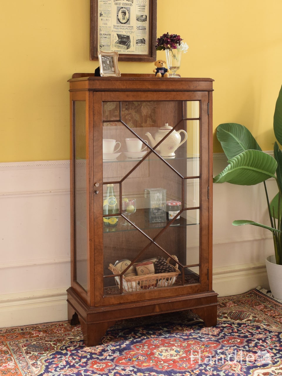 シノワズリスタイルのおしゃれなショーケース、英国アンティークガラスのキャビネット