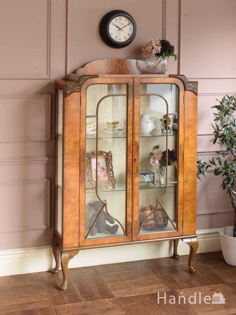 高級感漂うシノワズリスタイルのキャビネット、ウォールナット材のアンティークショーケース