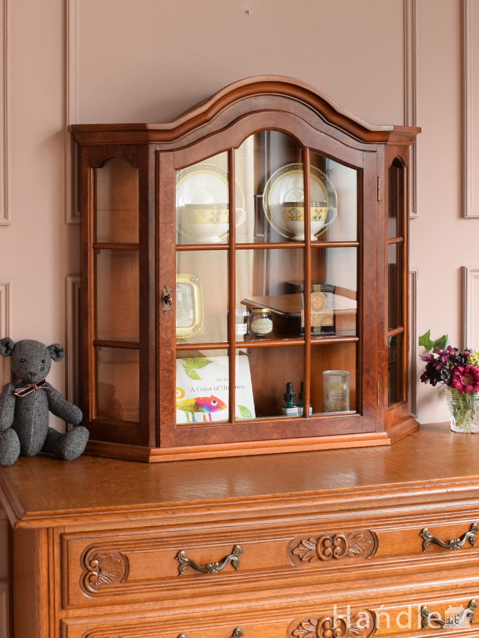 アンティークの小さなガラス扉のキャビネット、フランスから届いた壁付け家具