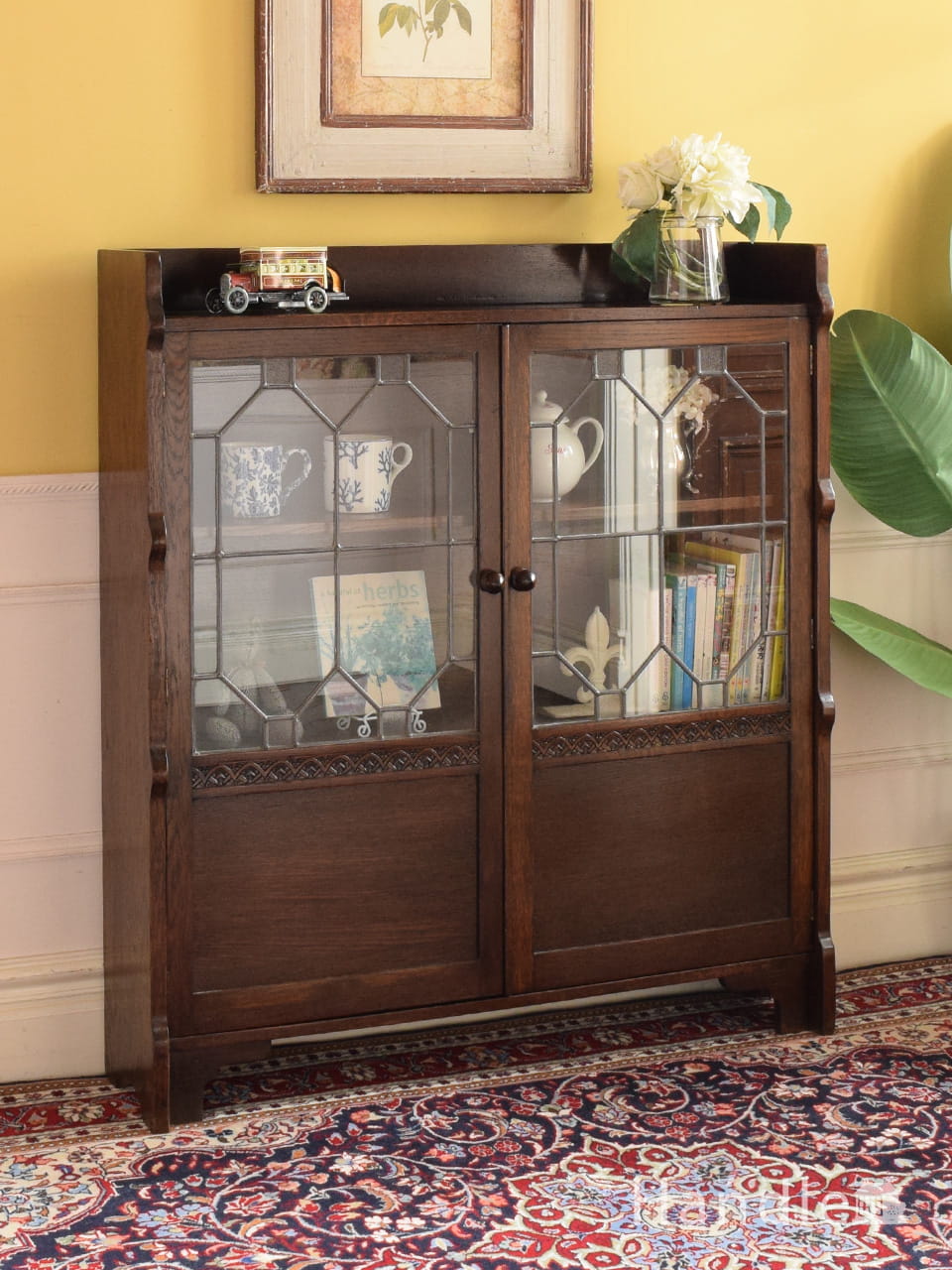 幾何学模様のステンドグラス扉が美しい、英国のアンティークのおしゃれなブックケース