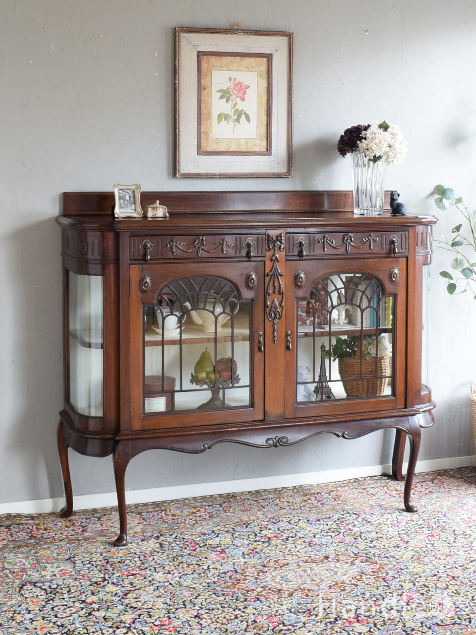 湾曲ガラスが入った英国のアンティーク家具、コンパクトサイズのパーラーキャビネット
