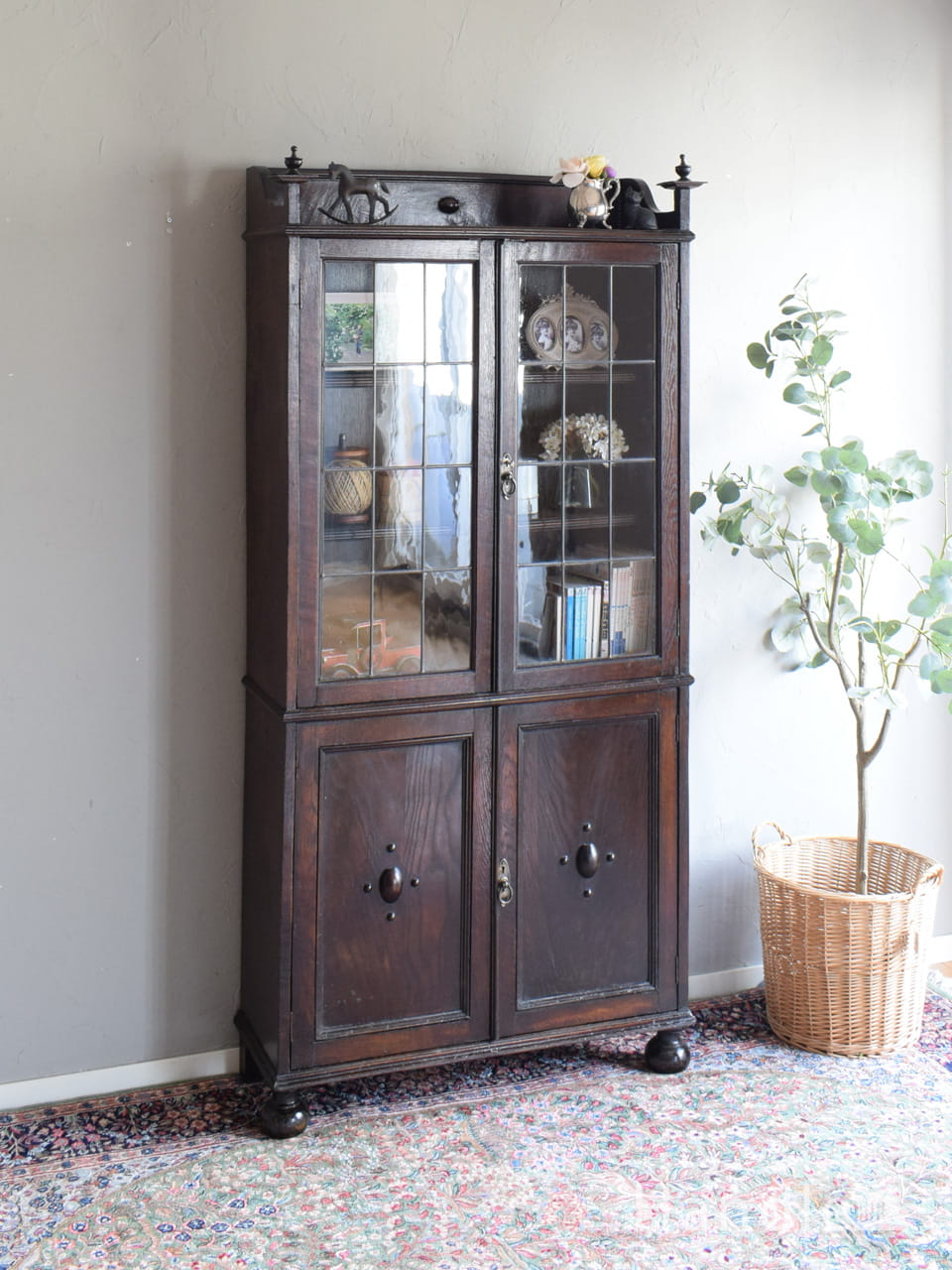 英国アンティークの扉付き本棚、ステンドグラスが美しいガラスキャビネット