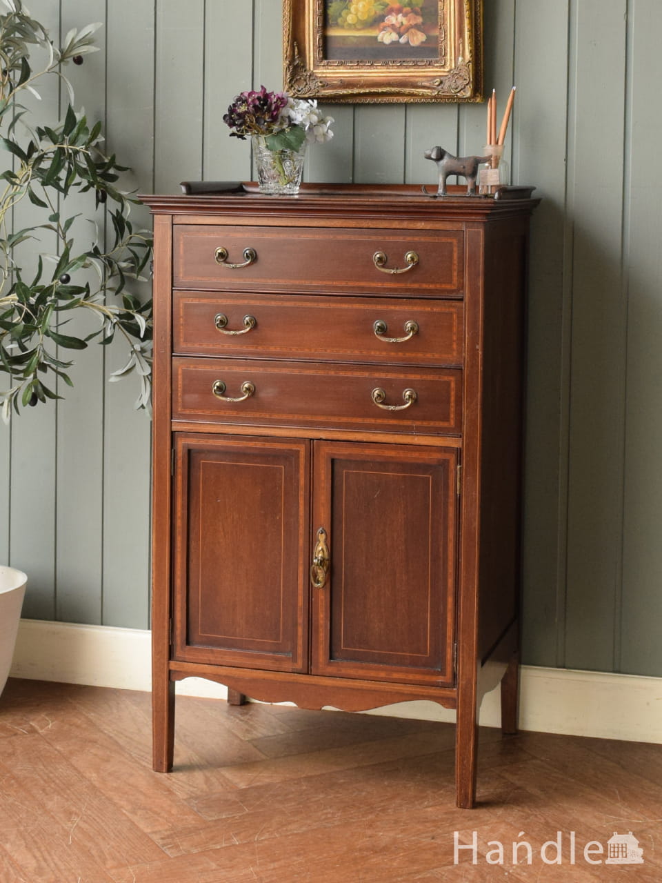 マホガニー材の木目が美しいアンティークのキャビネット、引き出しと扉が付いたミュージックキャビネット