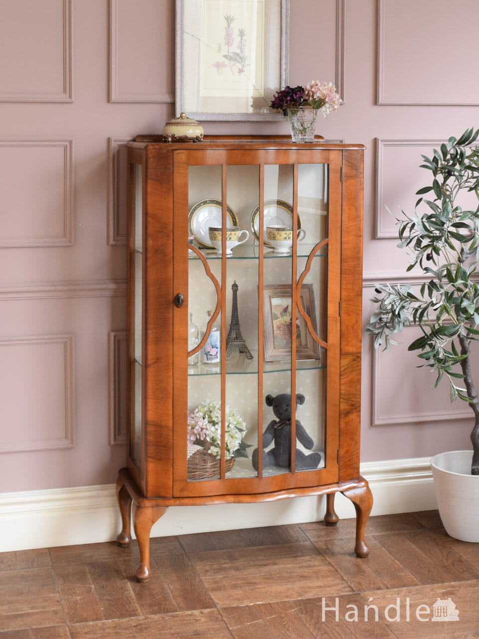 英国アンティークのガラスキャビネット、猫足のおしゃれな飾り棚ショーケース