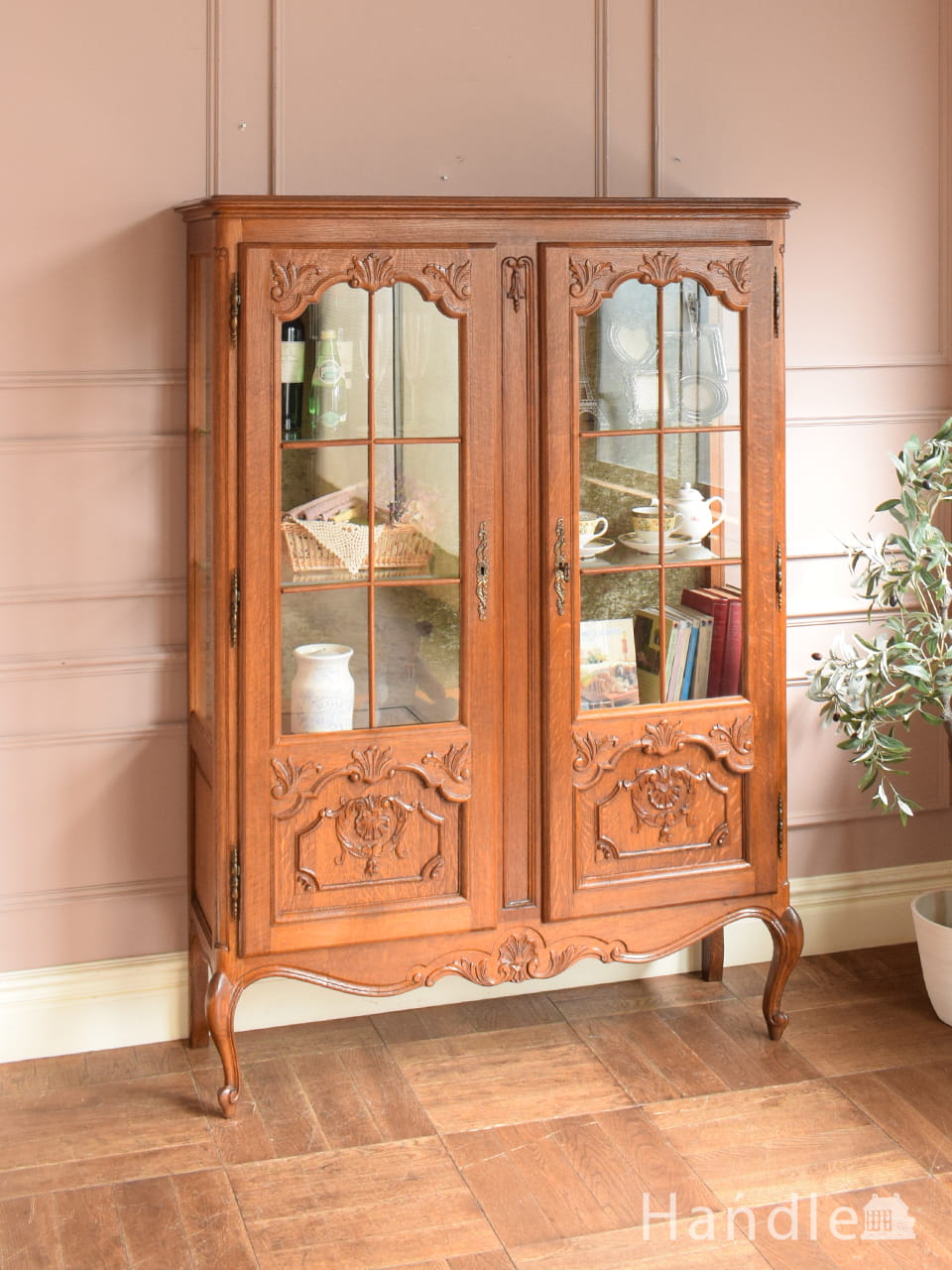 フランスで見つけた猫足のアンティーク家具、とっても優雅な二枚扉のガラスキャビネット