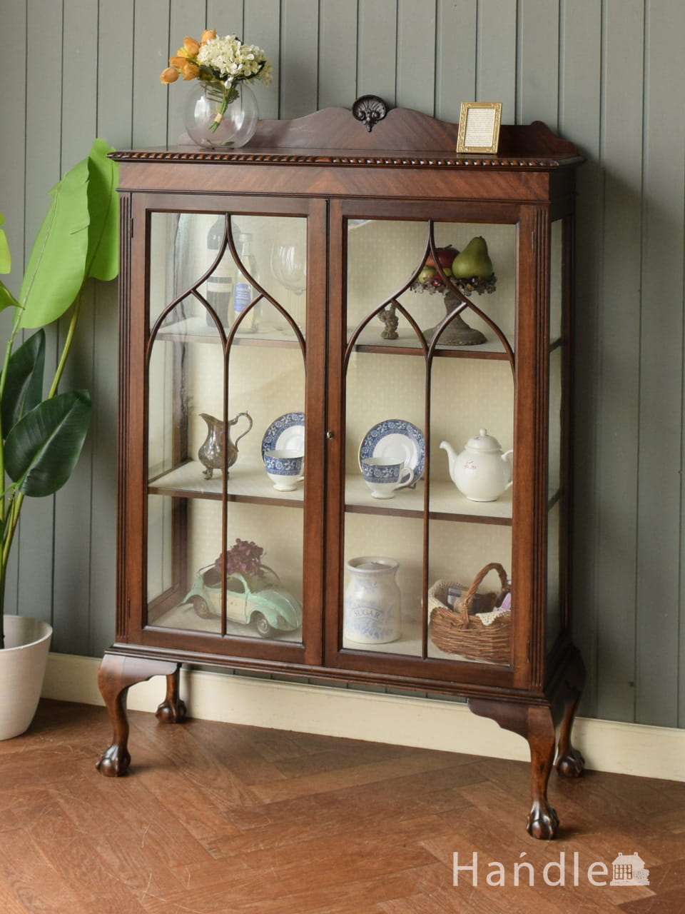 めずらしいアーチがおしゃれなショーケース、英国アンティークガラスのキャビネット