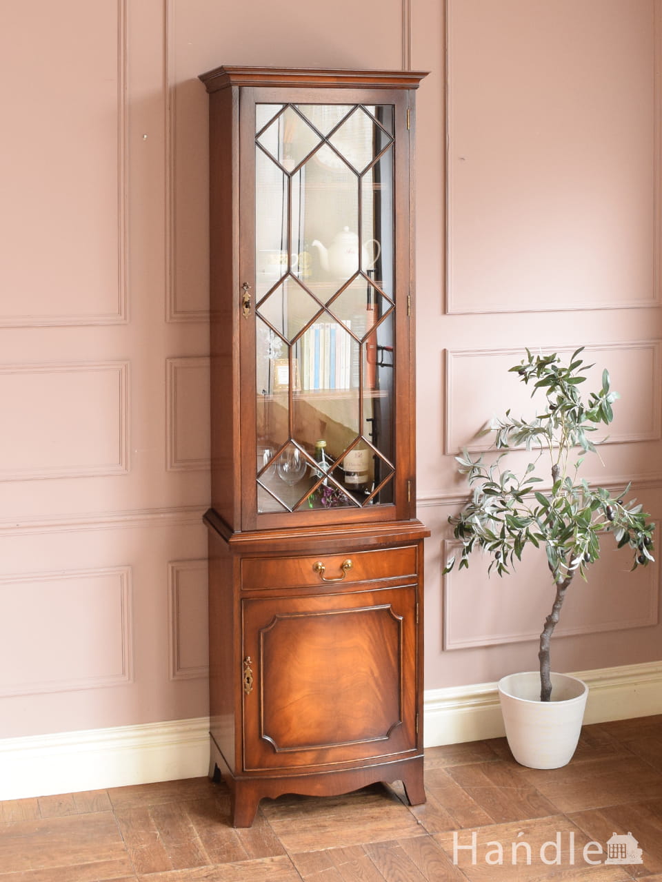 凛とした気品が漂うアンティークの家具、マホガニー材の英国ガラスキャビネット (i-268-f)