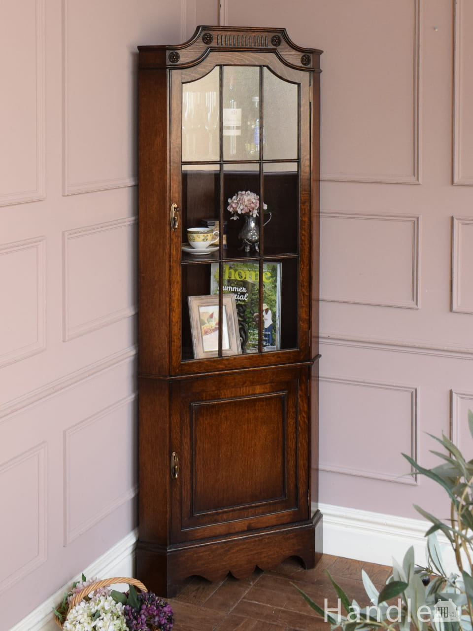 イギリスから届いたガラスキャビネット、アンティークのコーナーキャビネット