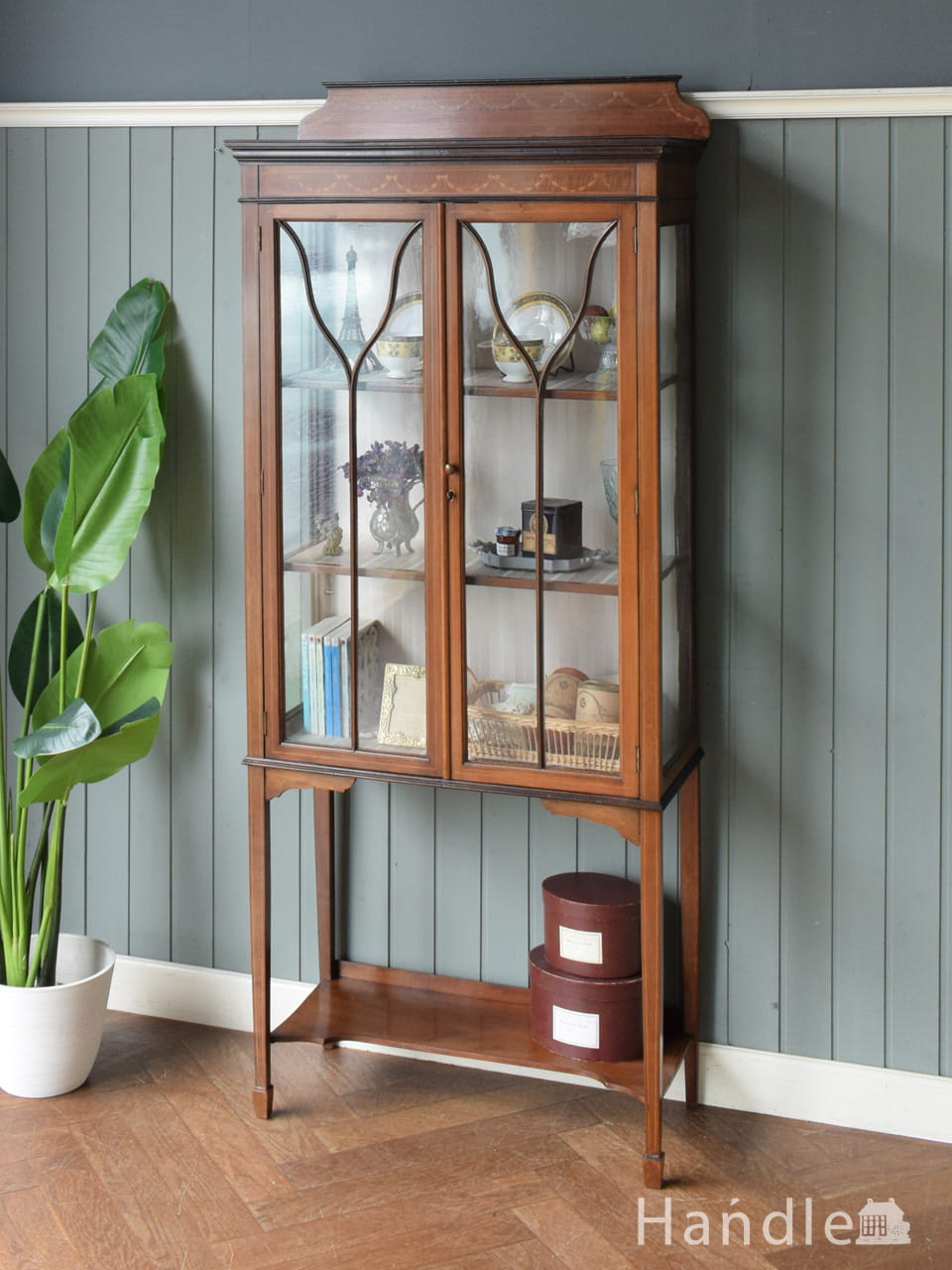 女性らしい佇まいが美しいショーケース、英国アンティークのガラスキャビネット
