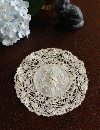 フランスで見つけた繊細なレースのドイリー (h-049-z)