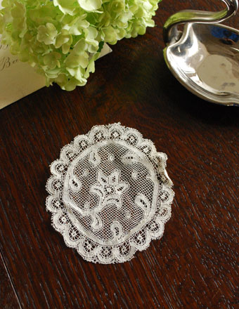 丁寧な手刺繍がどこか懐かしいアンティーク　ドイリーレース (h-064-z)