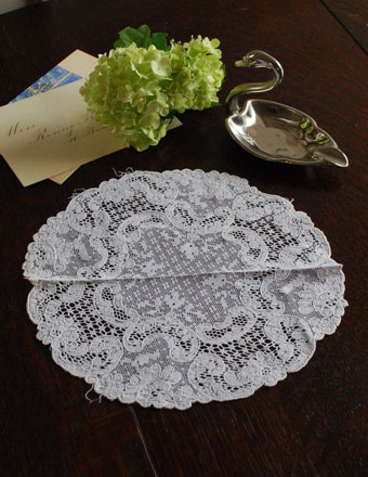 可憐で清楚な雰囲気が素敵なアンティークドイリーレース (h-068-z)