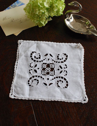 ハンドメイドの温もりたっぷり　フランスで見つけたアンティークドイリーレース (h-069-z)