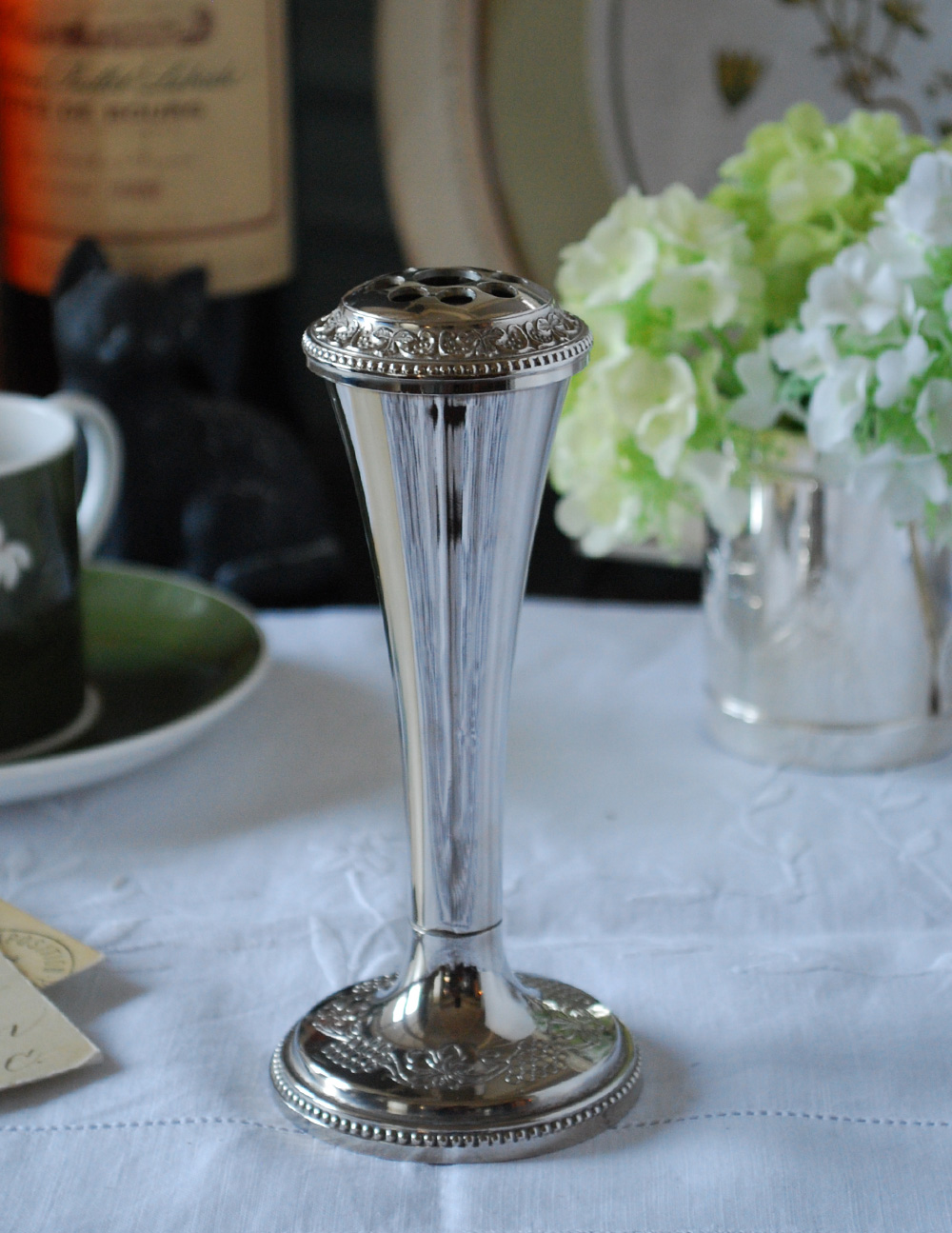 英国の銀雑貨、葡萄の装飾が可愛い花のアンティークシルバーのフラワー