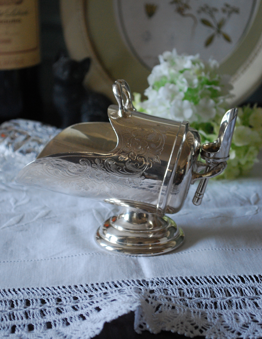 英国の銀食器、お花の彫りが美しいアンティークシルバーのシュガースカットル＆スクープ（シュガーポットセット） (h-177-z)