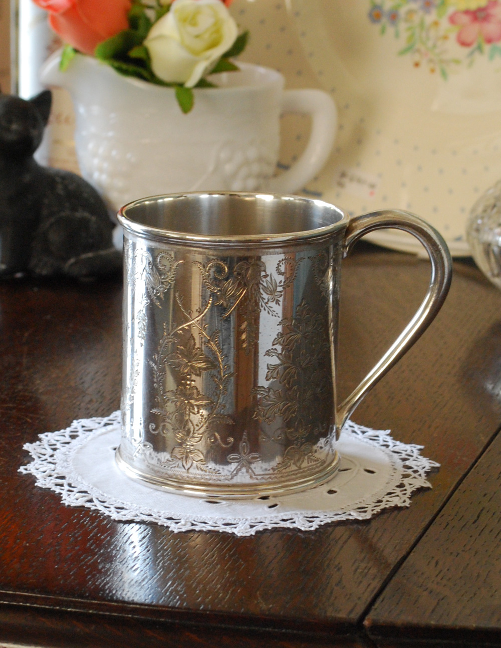 英国の銀雑貨、装飾が美しいマグカップ（アンティークシルバー） (h-199-z)