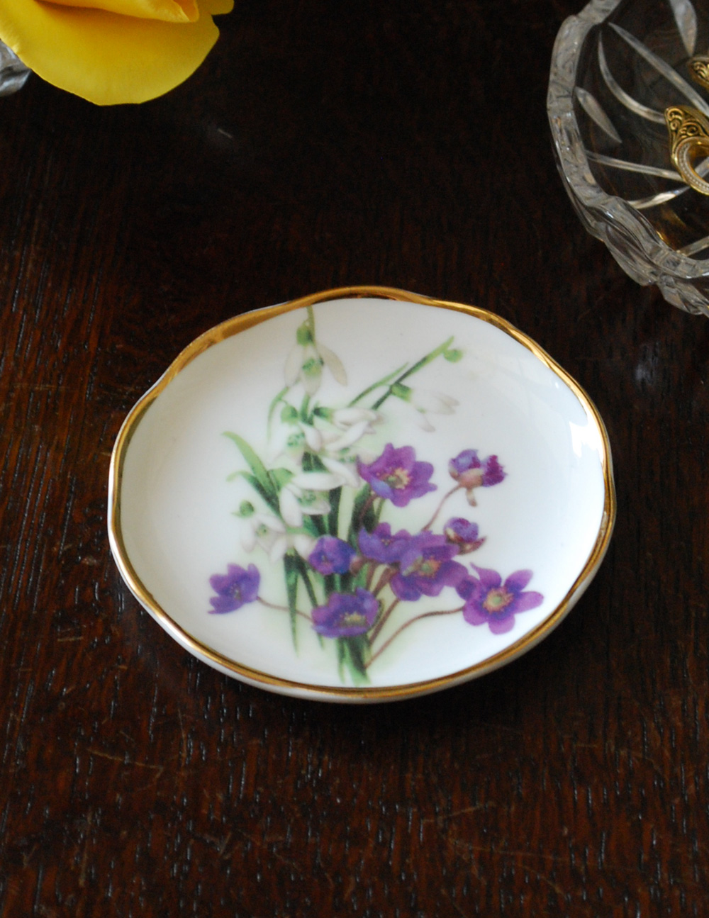 イギリスで買い付けてきた雑貨、ボーンチャイナ　白と紫のお花プレート（小皿） (h-222-z)
