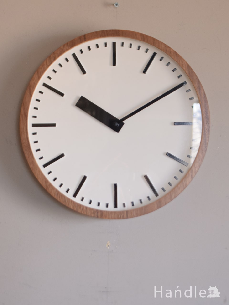 北欧スタイルのお部屋に似合う、おしゃれな壁掛け時計 (n8-097)