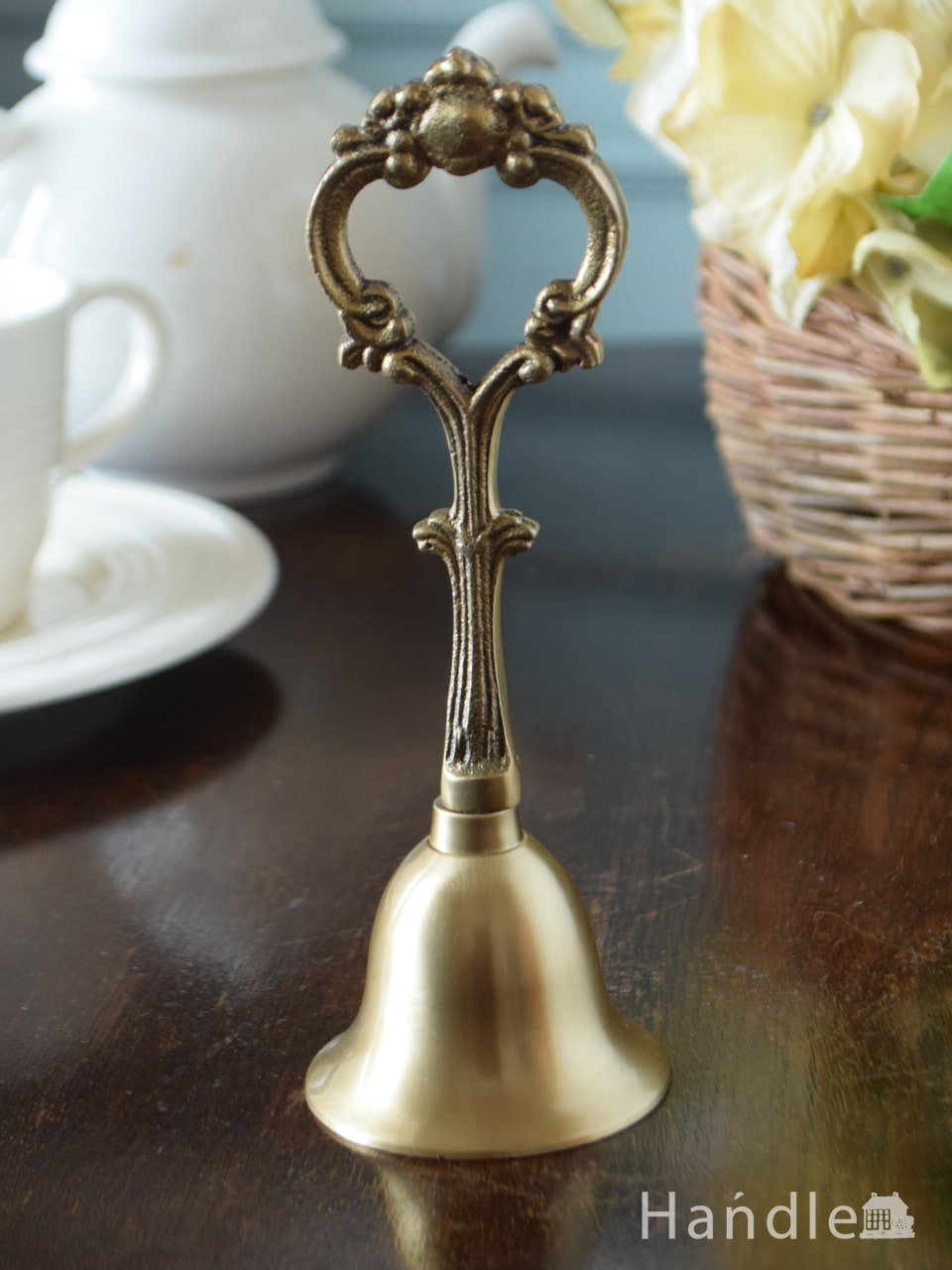 アンティーク調のおしゃれな雑貨、真鍮製のハンドベル（ゴールド） (n12-432)