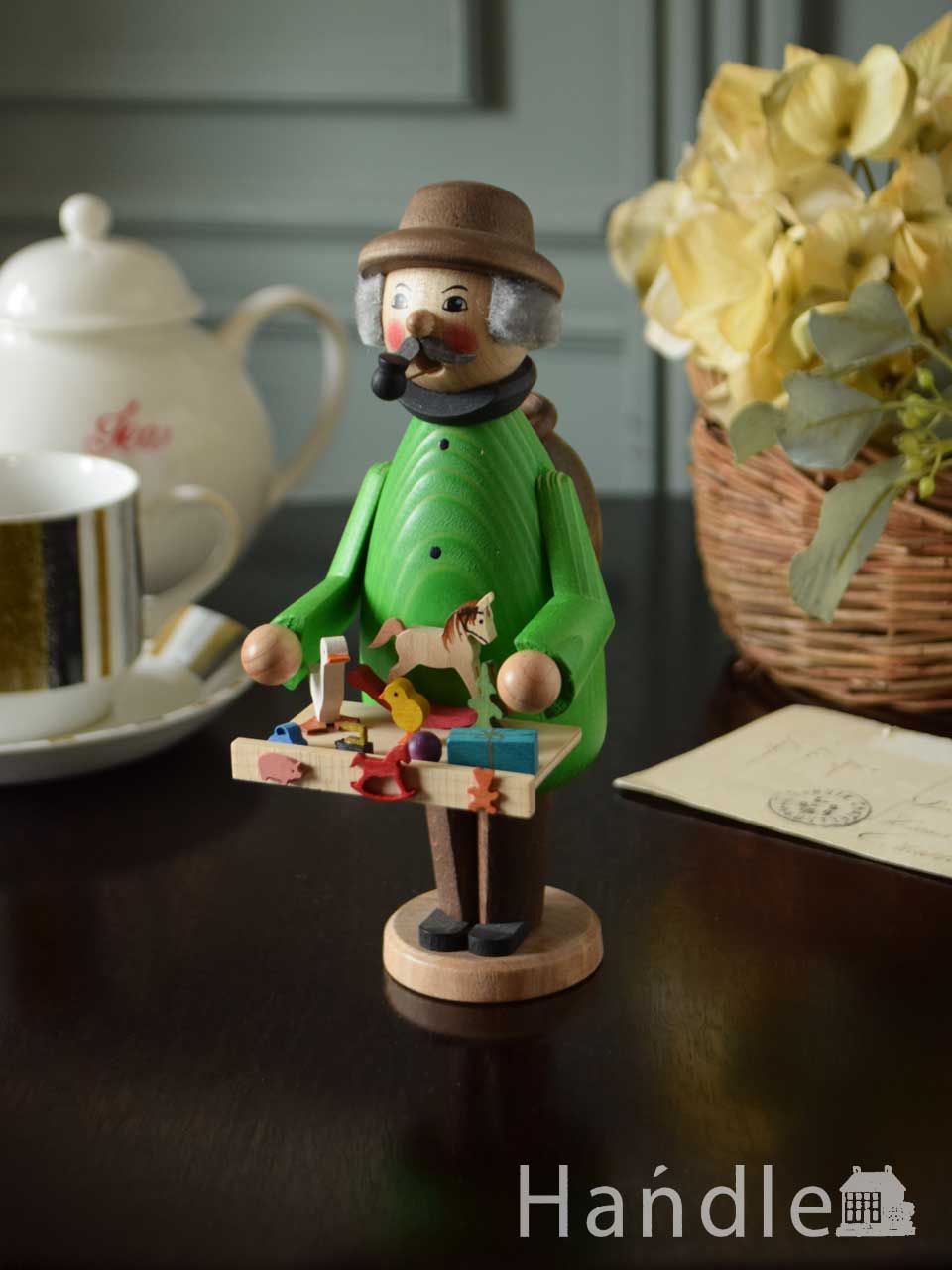 ドイツのおしゃれな人形、クーネルト社のおもちゃ売りの木製パイプ人形香炉（おもちゃ売り） (n12-450)