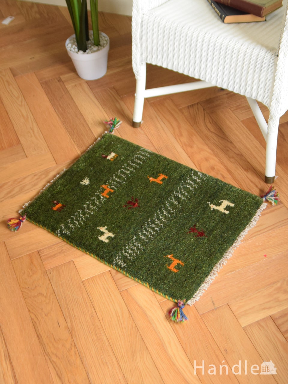 おしゃれな模様のギャッベ、落ち着いたグリーン色のコンパクトサイズの草木染絨毯 (m-4823-z)