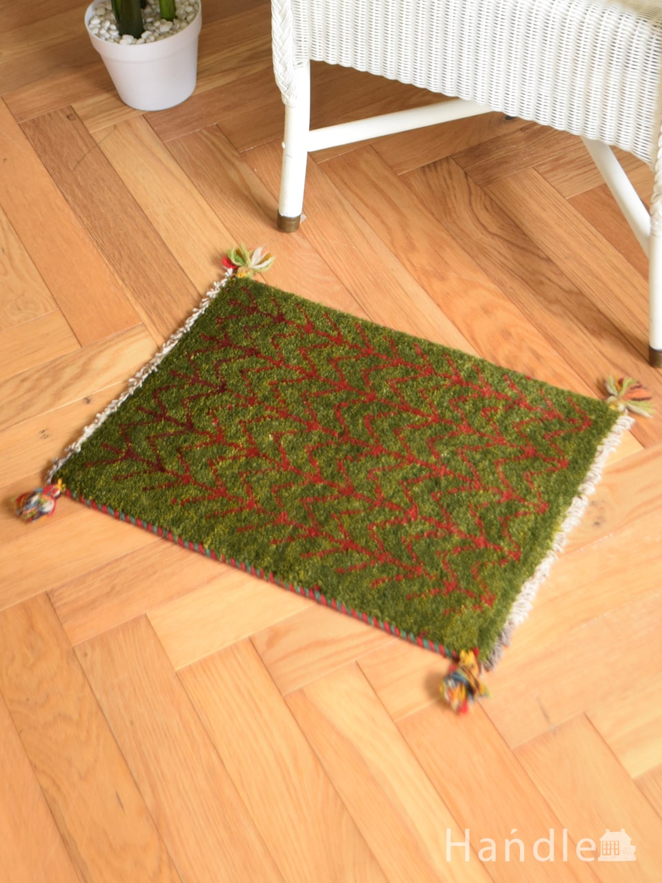 おしゃれな模様のギャッベ、落ち着いたグリーン色のコンパクトサイズの草木染絨毯 (m-4825-z)