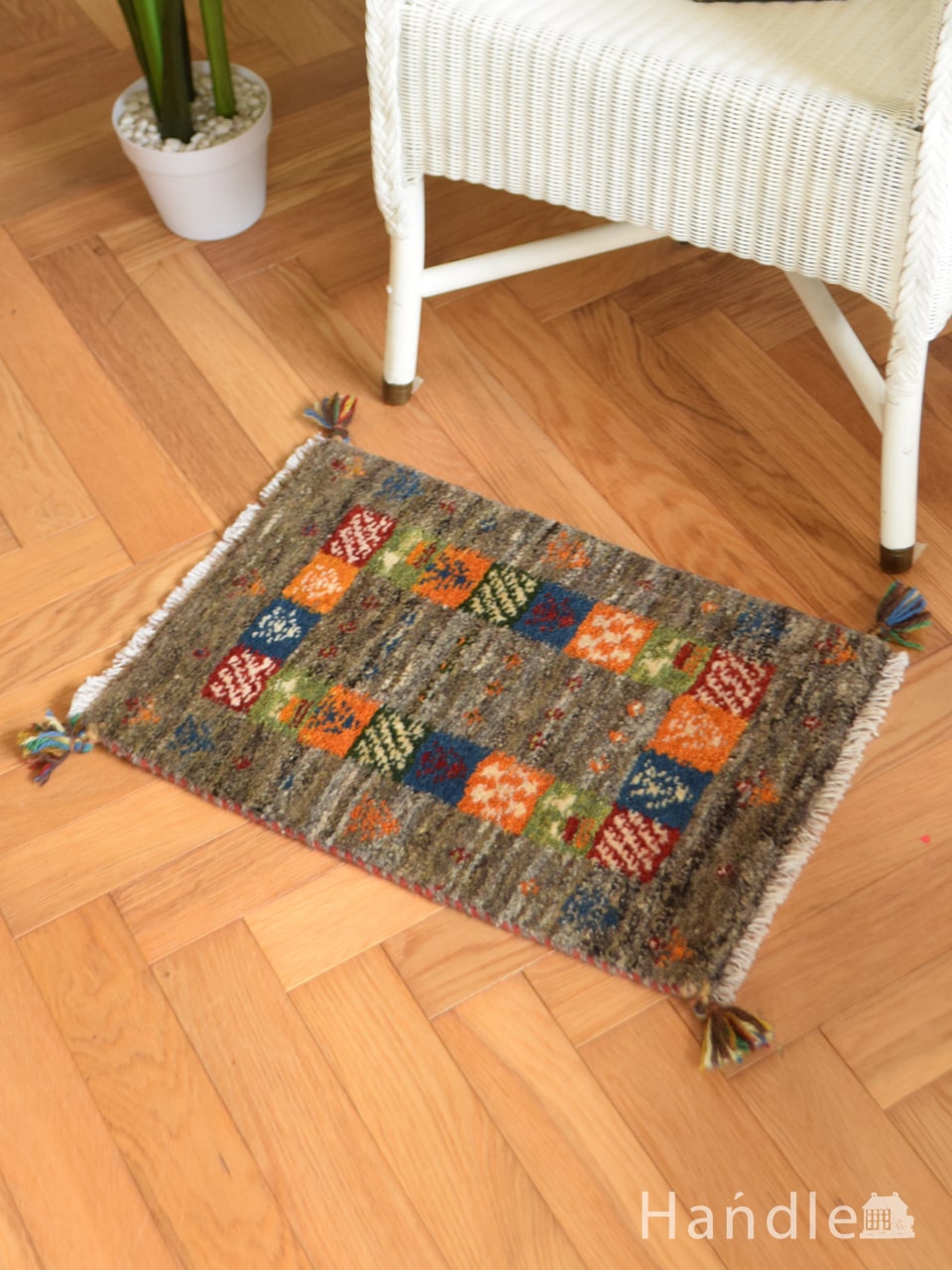 おしゃれな模様のギャッベ、落ち着いた色の気軽に使えるコンパクトサイズの草木染絨毯 (m-4834-z)
