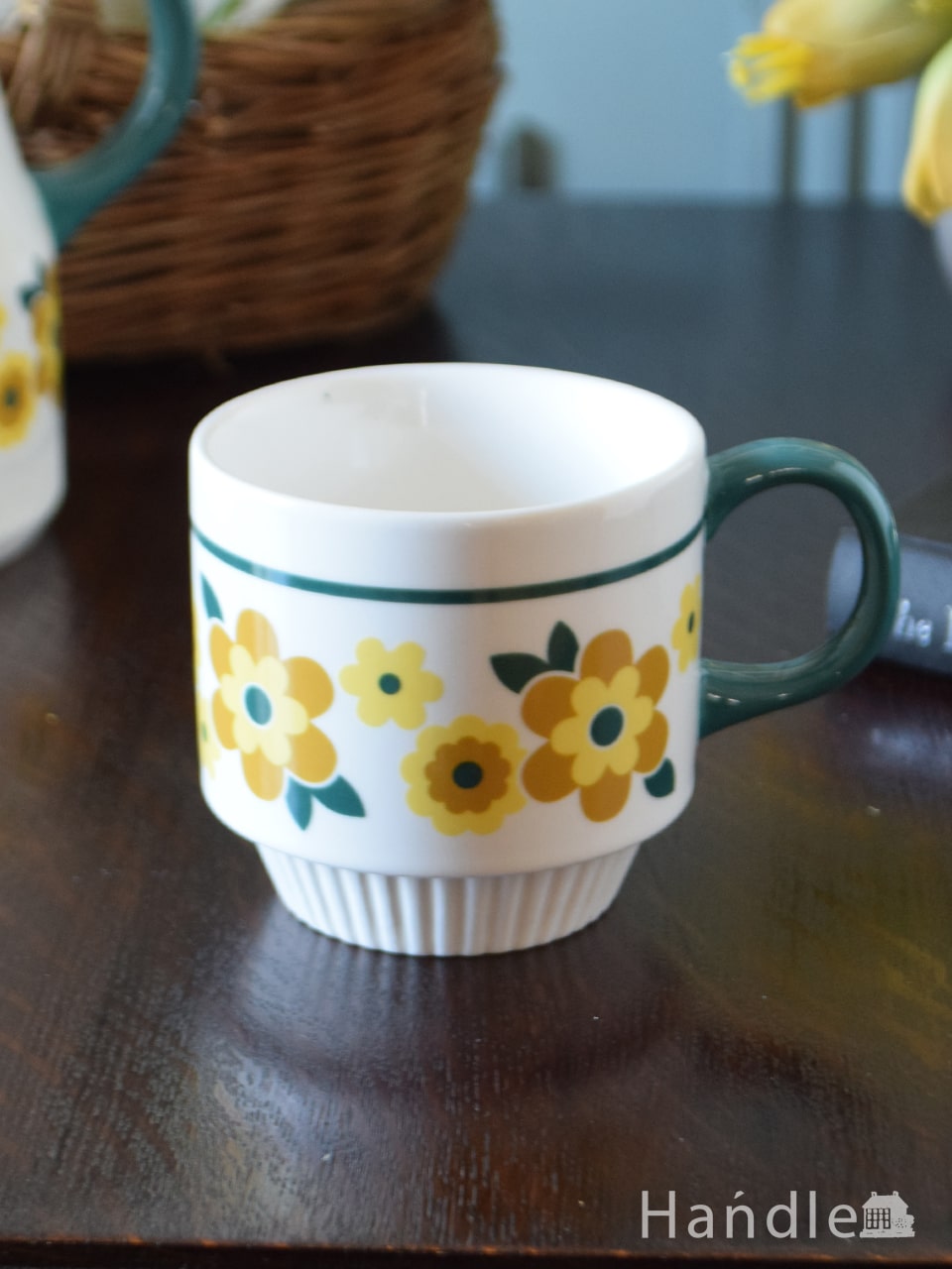 レトロな雰囲気がおしゃれなマグカップ、お花の模様のセラミックマグ（緑） (n1-476)