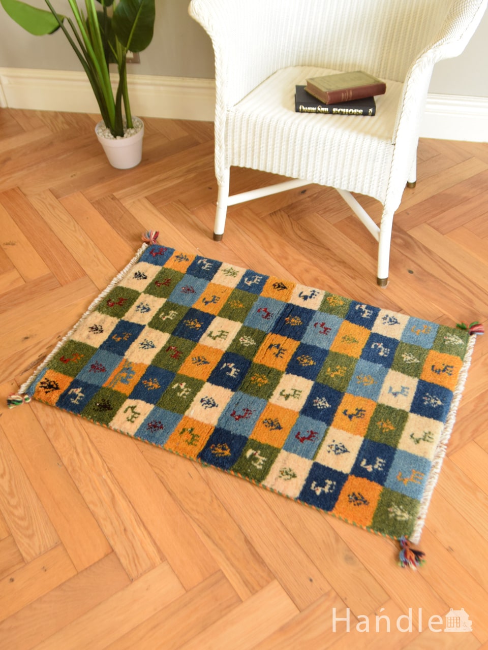 おしゃれな模様のギャッベ、モチーフが可愛らしく描かれた気軽に使える草木染絨毯 (m-4837-z)