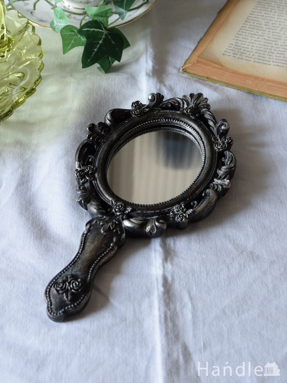 アンティーク風のおしゃれな鏡、壁かけにも出来る上品なハンドミラー（Night Silver） (n8-134)