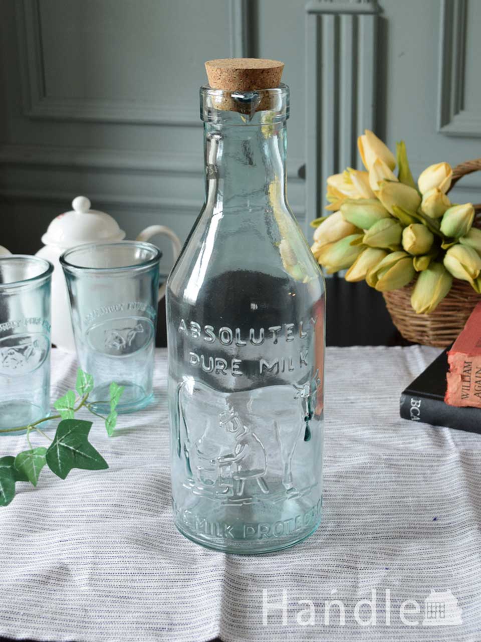 アンティーク風のガラスボトル、型押しガラスがおしゃれなブルーのガラス瓶(n18-478)｜インテリア雑貨