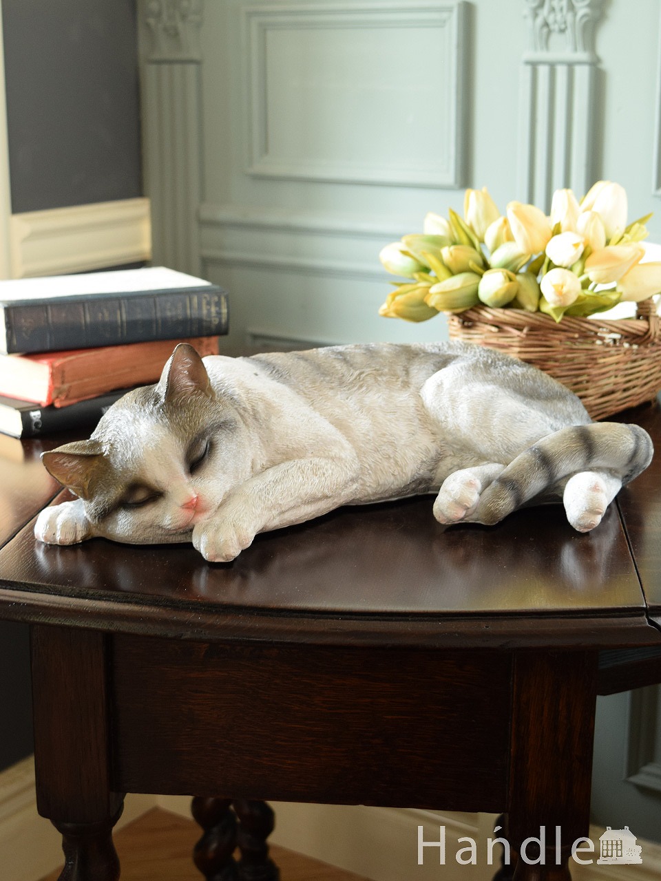可愛い猫のディスプレイ雑貨、寝ている猫の姿に癒されるネコのオブジェ (n12-504)