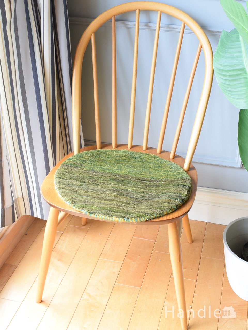 落ち着いたグリーン色のカシュクリのギャッベ、丸い形のおしゃれな絨毯 (m-6543-z)