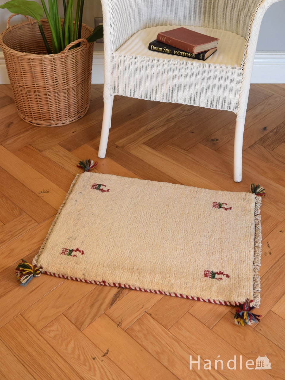 お部屋が明るくなるクリーム色のギャッベ、シンプルで合わせやすい草木染の絨毯 (m-6430-z)