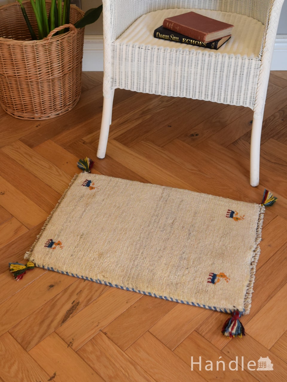 レクタングル型のおしゃれなギャッベ、どこにでも合わせやすいクリーム色の草木染絨毯 (m-6436-z)