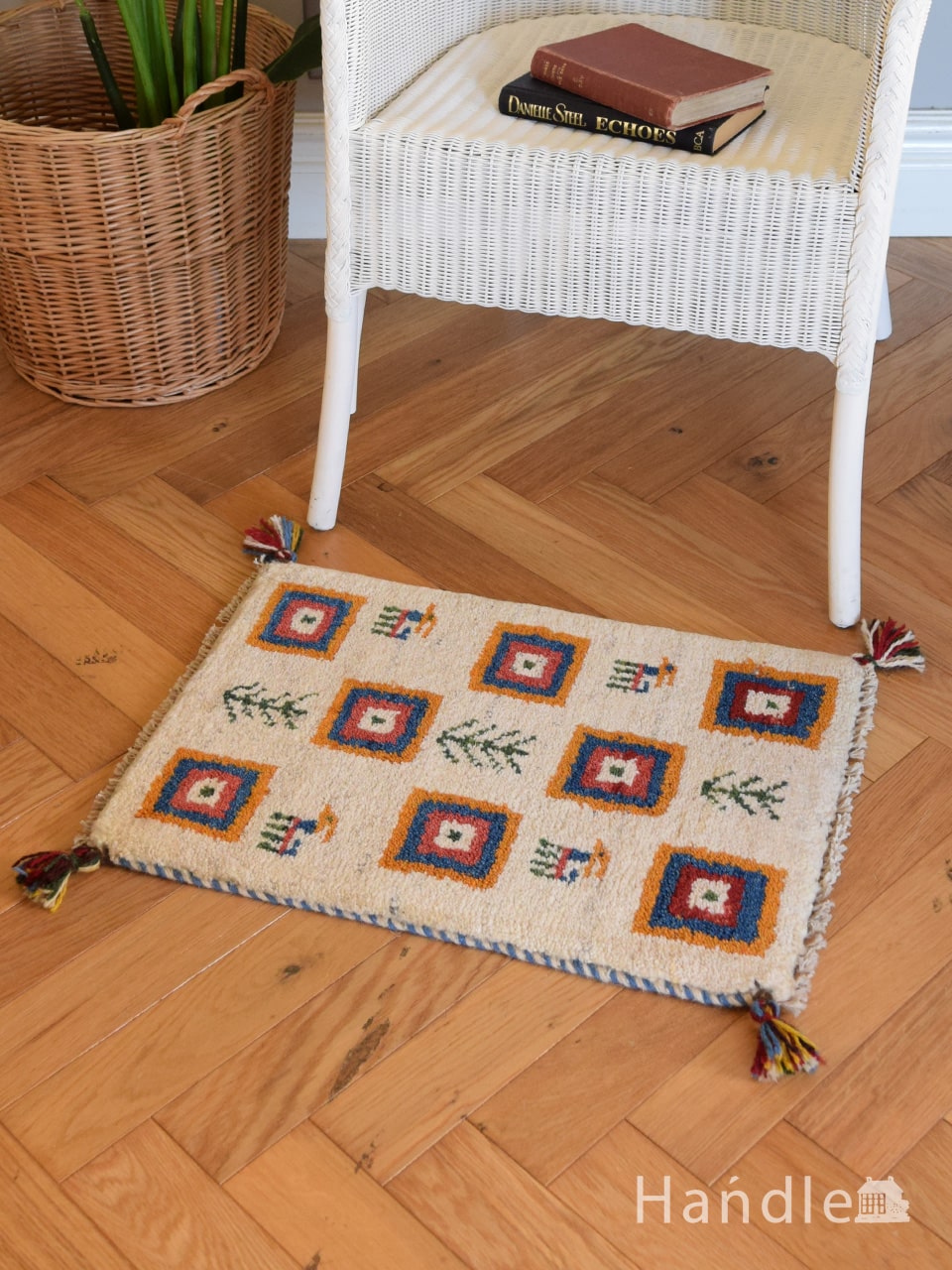 おしゃれな模様のギャッベ、クリーム色がベースの気軽に使える草木染絨毯 (m-6438-z)