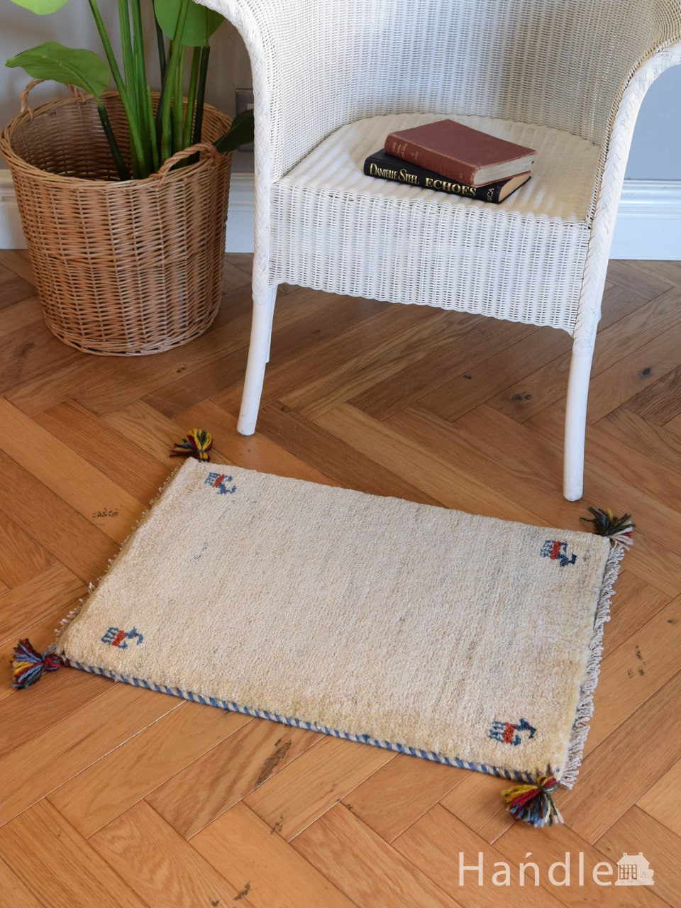 レクタングル型のおしゃれなギャッベ、どこにでも合わせやすいクリーム色の草木染絨毯 (m-6412-z)