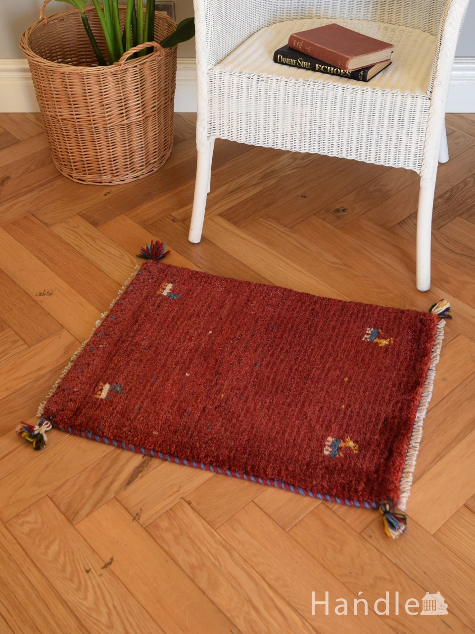 差し色カラーの赤いギャッベ、どこでも使える草木染の絨毯カーペット (m-6440-z)