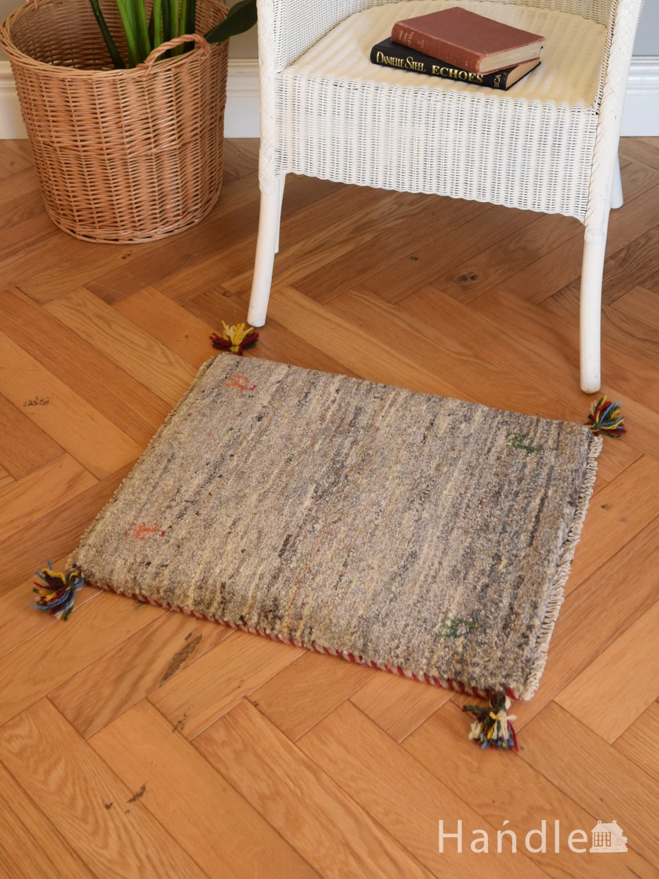 どんなお部屋にも使いやすいアースカラーのギャッベ、ナチュラルな雰囲気漂う草木染の絨毯 (m-6446-z)