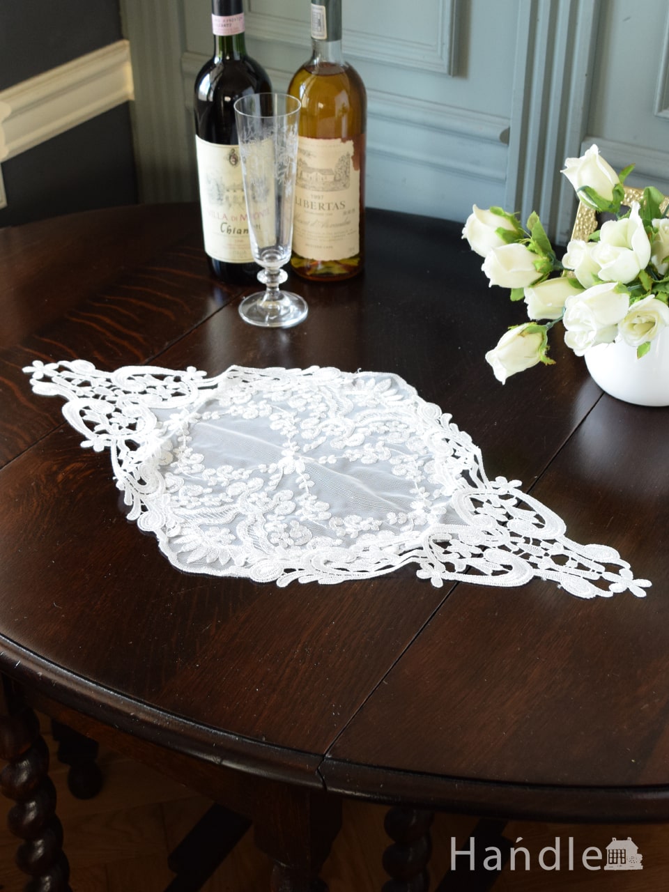 お花の刺繍が豪華なテーブルセンター、エレガントなドイリー（ホワイト） (n20-103)