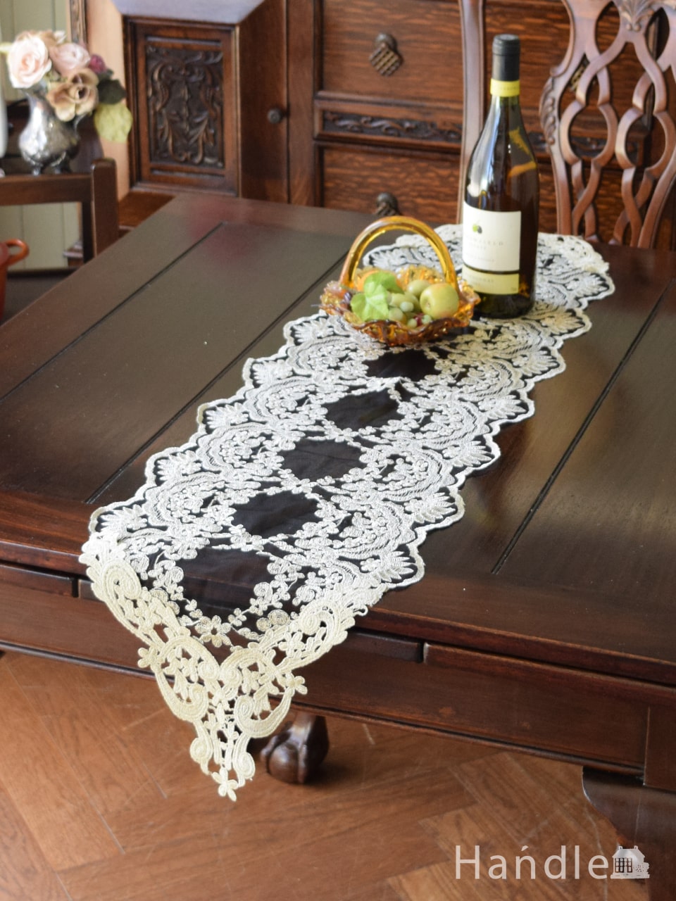 フレンチアンティーク調のテーブルランナー、華やかなお花の刺繍