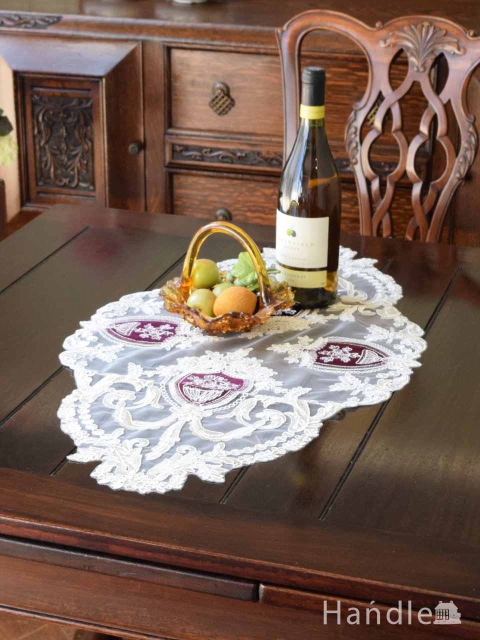 お花の刺繍が豪華なテーブルセンター、オーバル形のエレガントなドイリー（ボルドー） (n20-128)